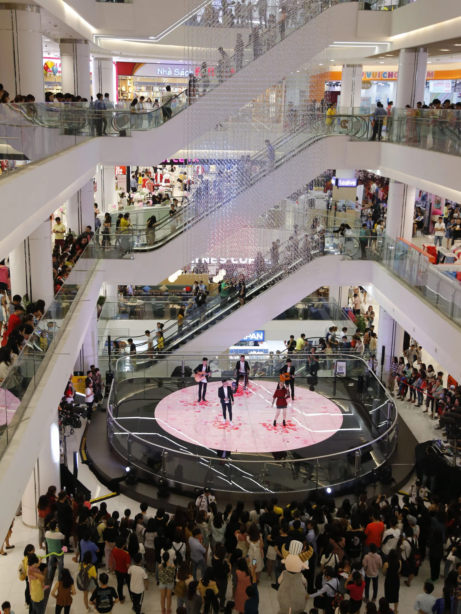 tttm-giga-mall-scaled-1 GigaMall Thủ Đức - Trung tâm thương mại Giga Mall Phạm Văn Đồng